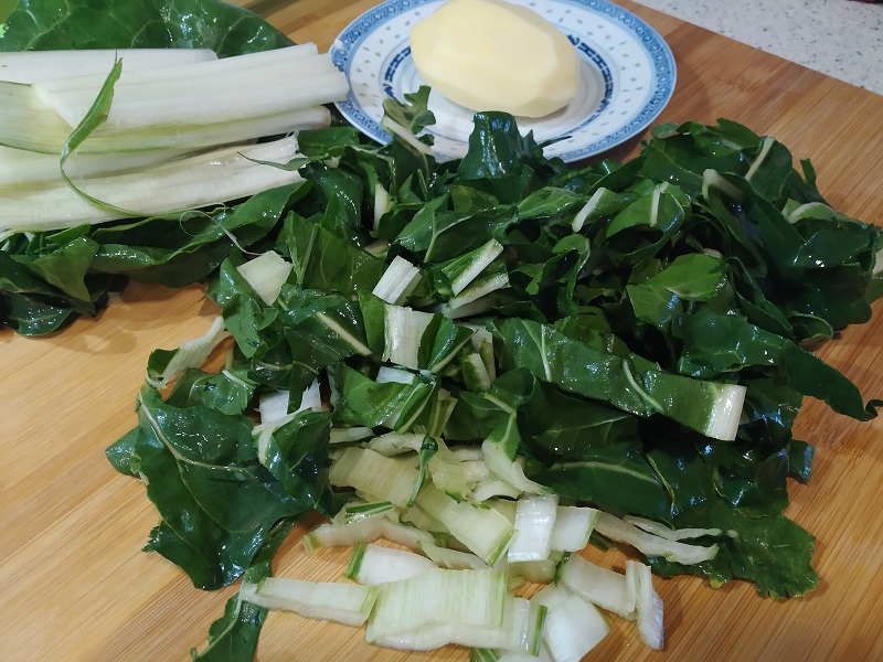 Potaje de acelgas y garbanzos con bacalao