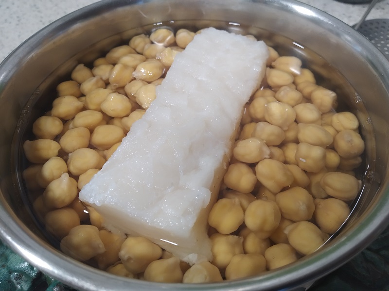 Potaje de acelgas y garbanzos con bacalao