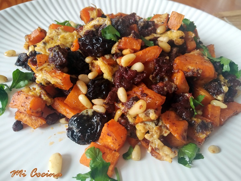 Revuelto de batata y morcilla con pasas y piñones