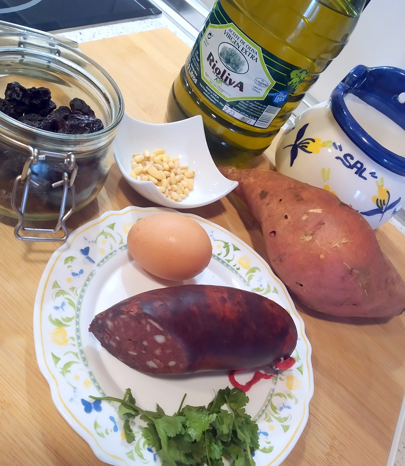 Revuelto de batata y morcilla con pasas y piñones